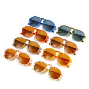 Modische Kinder-Pilotenbrille mit Regenbogensteg in verschiedenen matten Farbtönen