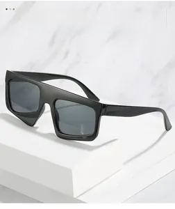 Nahaufnahme einer quadratischen Oversize-Sonnenbrille mit glänzend schwarzem Rahmen