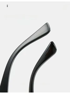 Detailansicht der glänzend schwarzen, ergonomisch geschwungenen Brillenbügel für Komfort