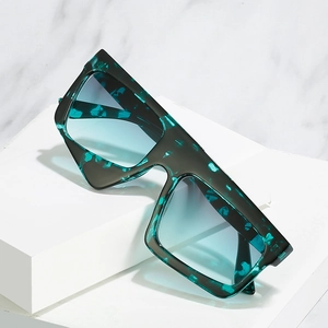 Quadratische Schildpatt-Sonnenbrille mit grün-schwarzem Muster und blauen Gläsern