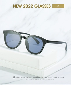 Details einer runden Vintage-Brille mit schwarzem Rahmen und Blaulichtfilter