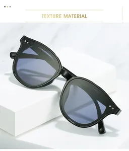 Nahaufnahme der schwarzen Cat-Eye-Brille mit hellblauen Gläsern und Metallnieten-Details