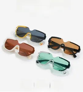 Détail de lunettes de soleil oversize multicolores avec rivets et monture large
