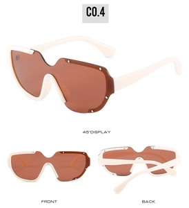Vue triple des lunettes de soleil oversize crème avec rivets et verres orange