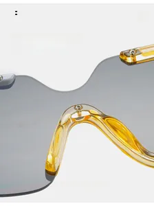 Détail des plaquettes de nez confortables en ambre avec fixation par vis pour lunettes oversize