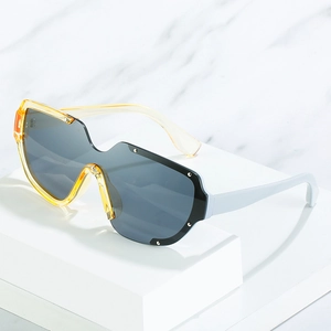 Lunettes de soleil oversize à rivets avec monture asymétrique bleue et ambre au style chic