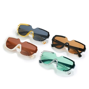 Lunettes de soleil oversize à rivets tendance avec verres visière en couleurs variées
