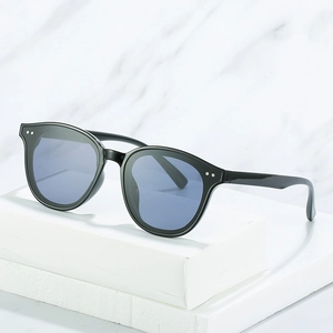 Retro runde schwarze Sonnenbrille mit blau-violetten Gläsern und Silbernieten