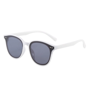 Retro weiße runde Sonnenbrille mit dunklen Gläsern und schicken Metallnieten