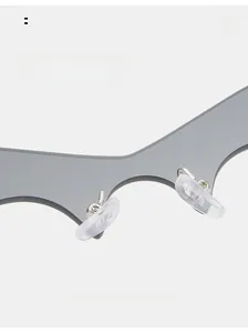 Dettaglio dei naselli in silicone degli occhiali da sole Y2K grigi per un comfort prolungato