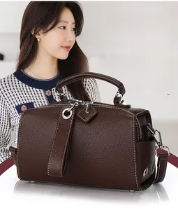 Détails du sac Boston en cuir grainé marron foncé avec coutures blanches contrastées
