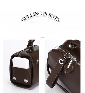 Détail du sac polochon en cuir marron foncé montrant la poche latérale pratique