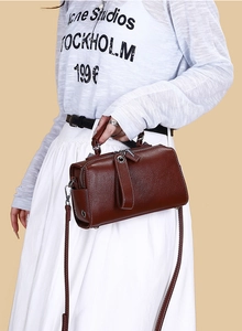 Détail du sac Boston en cuir litchi marron foncé avec finitions argentées chic