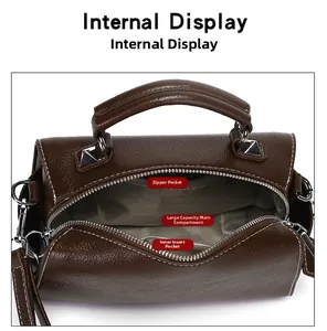 Vue interne du sac bandoulière marron montrant la poche zippée et le compartiment principal