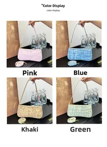 Détail de sacs tressés en rose bleu kaki et vert avec pendentifs en perles de fermeture