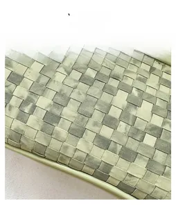 Gros plan détaillé de la texture tissée en ruban satin vert clair du sac à bandoulière