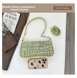 Détail du sac baguette tissé vert avec comparaison de taille par smartphone