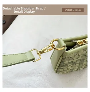 Détail du sac en cuir tressé vert clair avec boucle de bandoulière amovible dorée