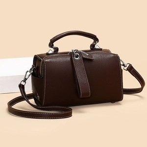 Sac marron en cuir grainé avec coutures contrastées et bandoulière amovible