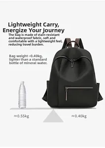 Detailoverzicht van de lichte zwarte waterdichte rugzak voor dames weegt slechts 0,4 kg