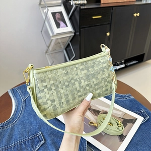 Sac bandoulière tressé vert clair avec chaîne de perles florales et détails dorés