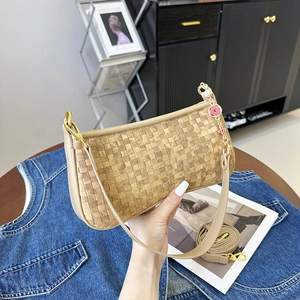 Sac bandoulière tissé beige avec breloque fleur et détails de chaîne dorée