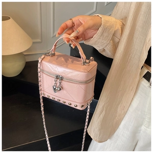 Mini borsa trapuntata rosa in pelle verniciata con ciondolo a cuore e catena argento