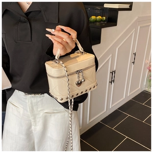 Mini borsa a secchiello trapuntata bianco crema con ciondolo a cuore e tracolla a catena