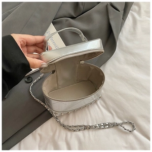 Dettaglio della mini borsa a secchiello trapuntata argento con apertura a zip e fodera