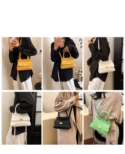 Borsa a tracolla con motivo litchi in giallo senape, bianco sporco, nero e menta