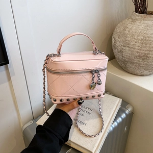 Mini borsa a secchiello in pelle verniciata rosa trapuntata con tracolla a catena e borchie