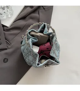 Vue macro de l'intérieur du sac seau en denim montrant l'espace de rangement spacieux