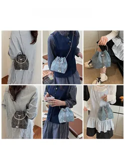 Détails des sacs seaux en jean avec cordons en perles et chaînes en mise en page 6 cases