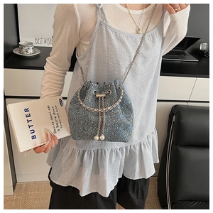 Sac seau en tweed bleu avec poignée en métal argenté et breloques perles sur la bandoulière