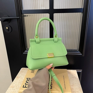Borsa a mano verde menta con trama a litchi, fibbia dorata e tracolla rimovibile