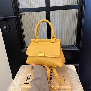 Borsa a mano in pelle motivo litchi giallo zenzero con elegante fibbia in metallo oro