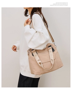 Détail du grand sac cabas en toile avec bandoulière réglable et renfort latéral
