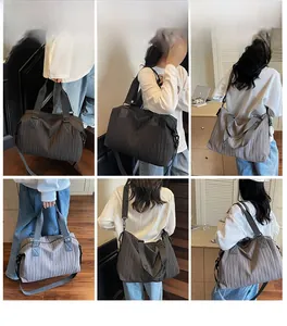 Détails d'un grand sac en nylon froncé montrant diverses options de transport polyvalentes