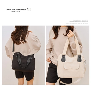 Vue duo de sacs en toile noirs et beiges avec larges bandoulières réglables amovibles