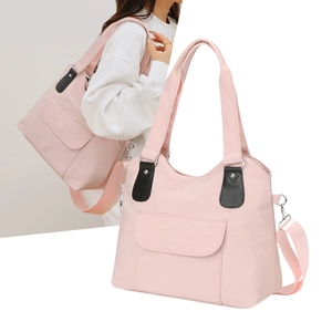 Détails du sac cabas en nylon rose avec ferrures argentées et bandoulière réglable