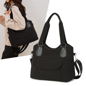 Détail du sac cabas noir avec poche à rabat avant et bandoulière réglable en sangle