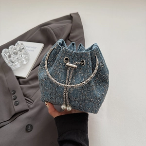 Sac seau en jean avec strass brillants et élégantes pampilles en perles blanches au cordon