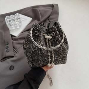 Sac seau gris scintillant avec perles géométriques, poignée argentée et détails de perles