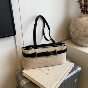 Sac fourre-tout en toile chic avec bordure en cuir noir et boucle sur une valise