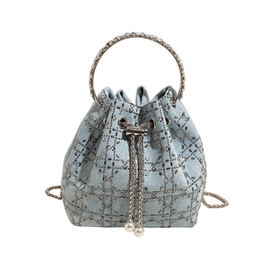 Sac seau en denim bleu avec motif quadrillé en strass et chaîne de perles