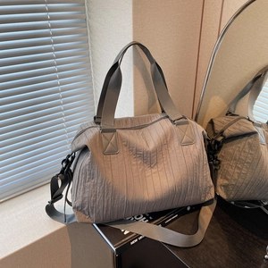 Sac à bandoulière gris plissé pour femme en nylon avec sangle réglable et design urbain