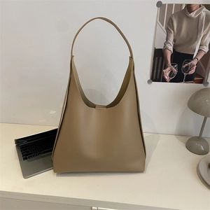 Minimalist large khaki tote bag with Hobo silhouette for daily commuting use