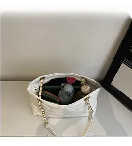 Vista interna di una borsa a tracolla bianca trapuntata con ampio spazio per gli oggetti