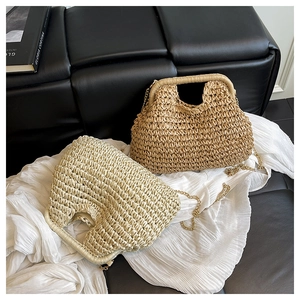 Détail de sacs en paille tissée beige et marron avec chaînes dorées pour les vacances