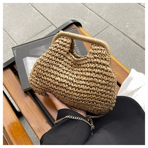 Détail du sac en paille tressée kaki avec plis nuage et bandoulière en chaîne dorée